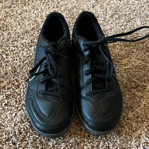 Kids indoor soccer shoes